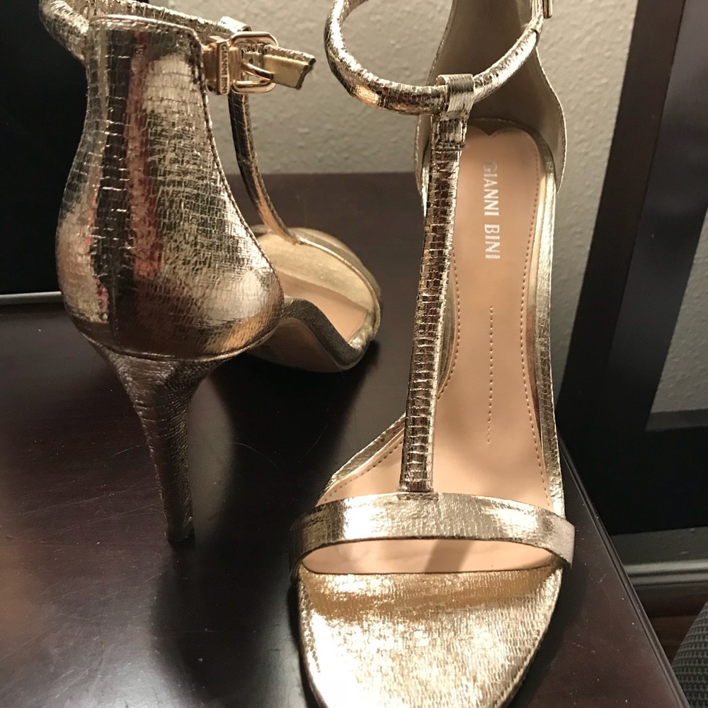 Gianni Bini T-Strap Metallic  Dress Sandals